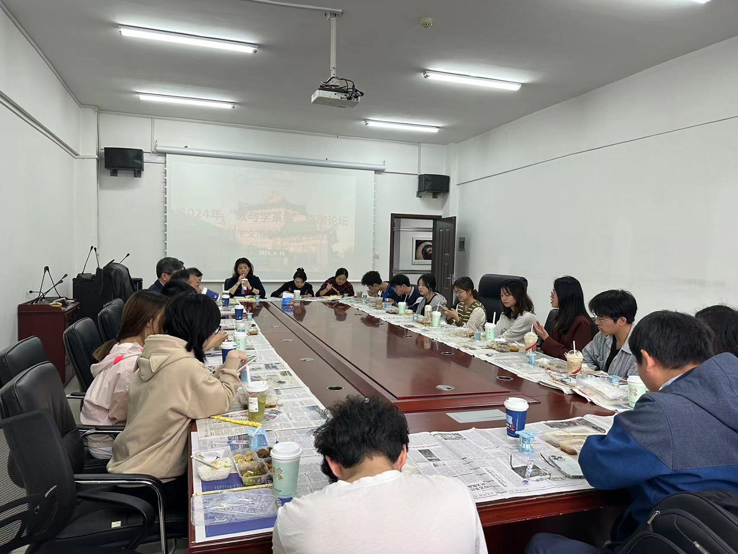 永利集团304官网召开2022级师生交流会暨院领导接待日